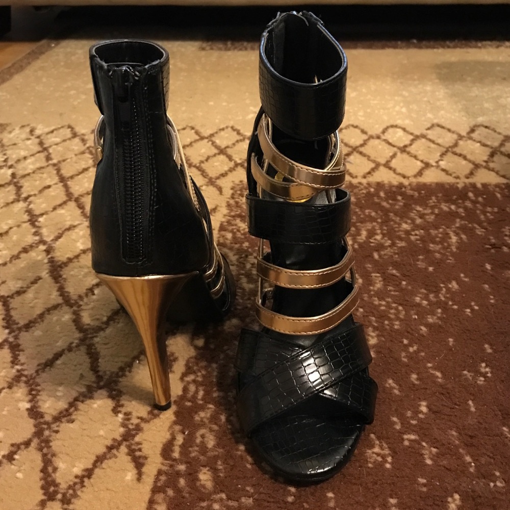 G by Guess, like new. Worn half a day.